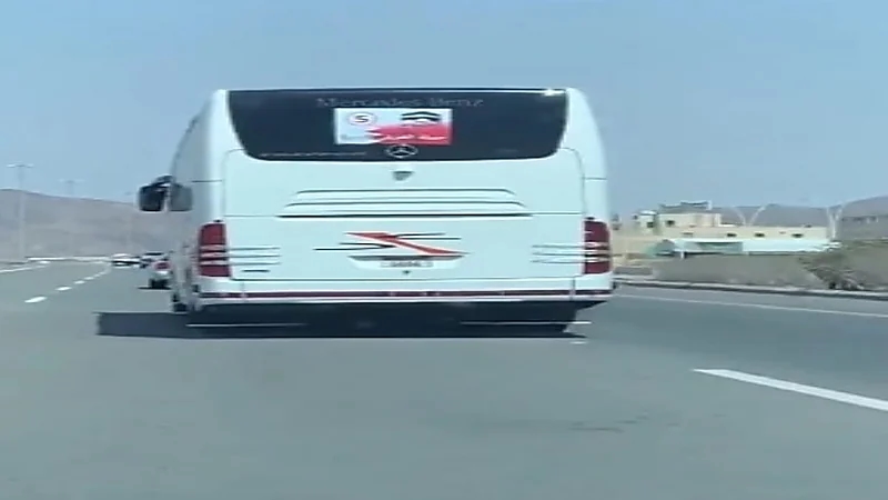 شاهد: قائد باص متهور يسير بسرعة عالية على طريق "جدة_مكة" والمرور يتفاعل 