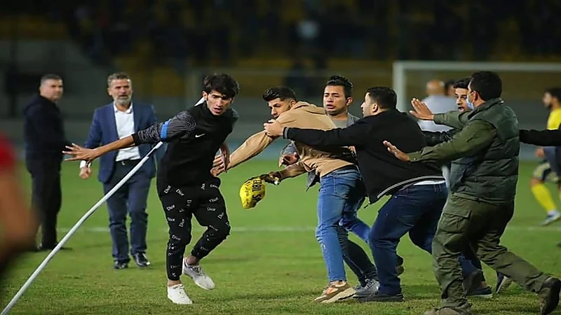 شاهد.. اعتداء جماهير أربيل على لاعبي الشرطة بعد اقتحام الملعب