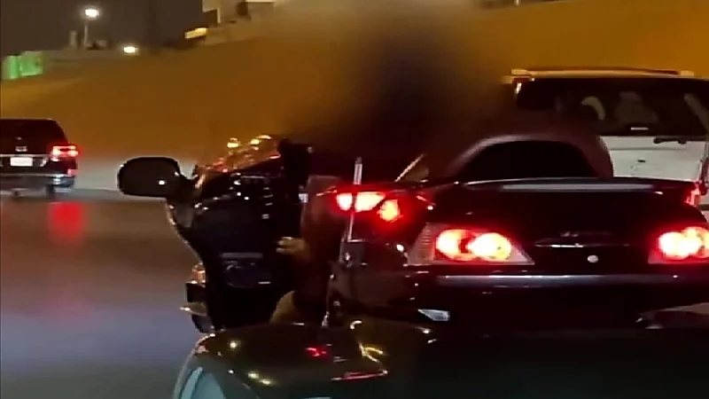 مواطن لضابط المرور بعد ضبط مخالفة ضوضاء بحقه : "والله مالي وجه" (فيديو)