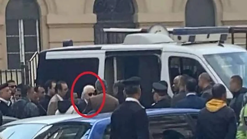 شاهد .. لحظة ترحيل مرتضى منصور إلى السجن
