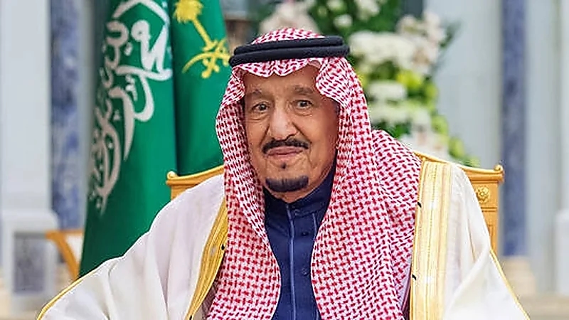 لحظة تسليم الملك سلمان كابتن منتخب العراق كأس بطولة الخليج ..صور