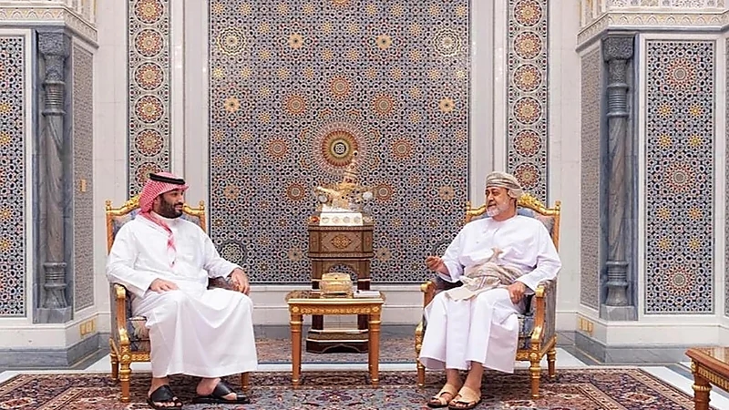 ولي العهد يلتقي سلطان عمان في مسقط... فيديو وصور