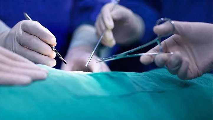 رجل أمريكي يقاضي مركز طبي بسبب فشل الجراحين بإجراء عملية الزائدة