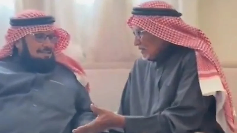 رجل يرفض محاولة صديقه إقناعه للزواج بعد وفاة زوجته .. فيديو
