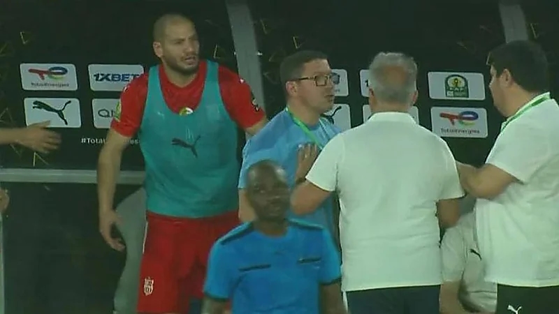 نجم شباب بلوزداد ينفعل على مدربه خلال مواجهة يانغ أفريكانز .. فيديو