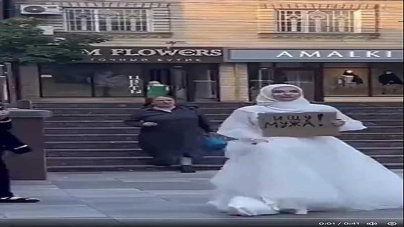 أبحث عن زوج" ..فتاة ترفع لافتة للارتباط بميدان عام فى تتارستان ..فيديو