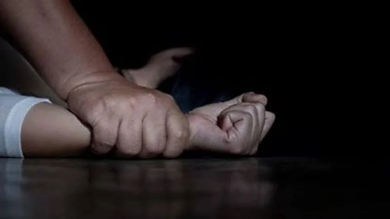 هتك عرض فتاة تحت تهديد السلاح.. إحالة المتهم للمحاكمة