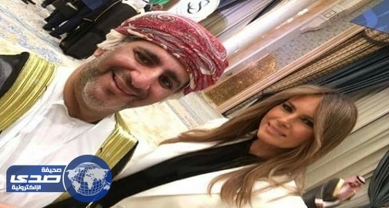 بالصور.. صحفي عماني يستغل قمة الرياض ويلتقط  " سيلفي " مع عدد من الزعماء