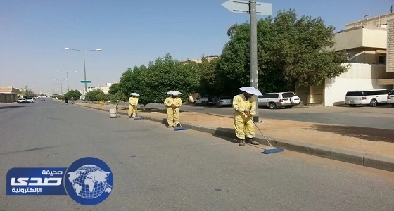 أمانة الرياض تزود عمال النظافة بـ 6 آلاف مظلة لحمايتهم من حرارة الشمس