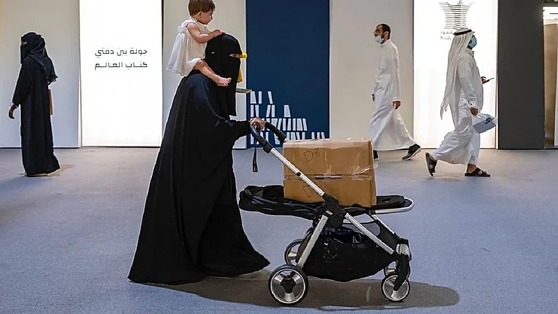 مواطنة تلفت الأنظار في معرض الكتاب