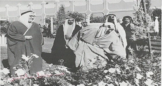 صورة نادرة لـ " الملك سعود " بقصر الناصرية في الرياض