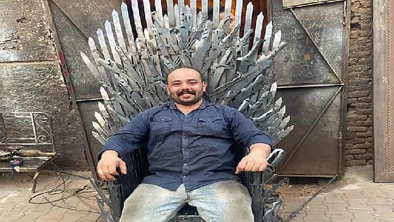 حداد يصنع عرش مسلسل "صراع العروش" بمهارة عالية
