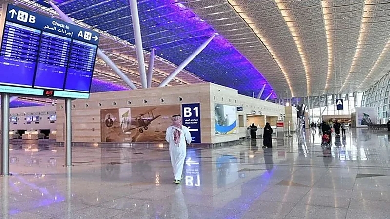 ضبط مسافر انتحل صفة غير صحيحة في جدة