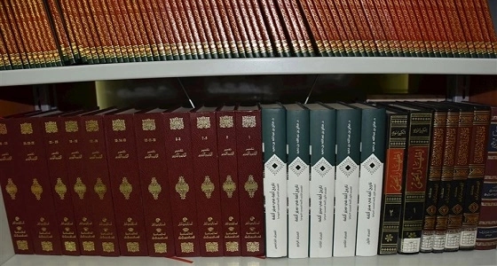 " السديس " يهدي مجموعة كتب قيمة لمكتبة المسجد الحرام