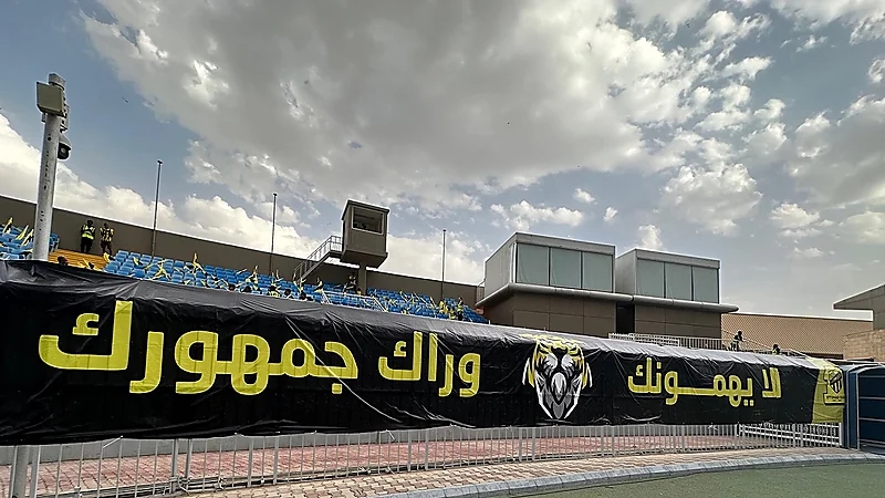 إزالة لافتة الاتحاد "الرياض صفراء" من ملعب الملز