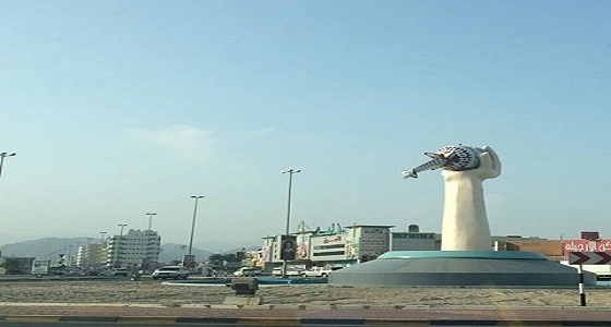 بالفيديو.. إزالة أحد معالم الإمارات الشهير " دوار المرش " بالفجيرة