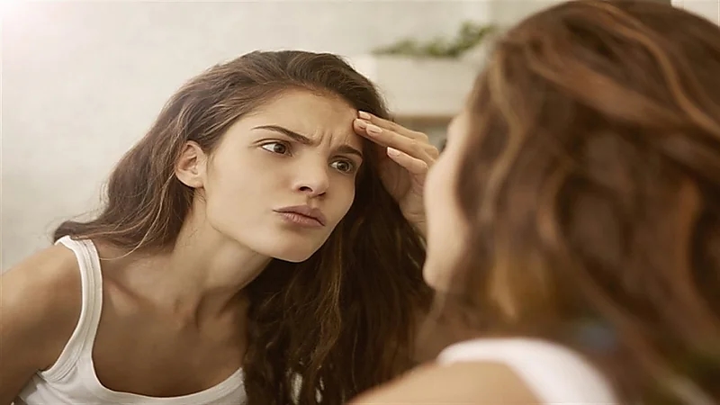 خطوات بسيطة للتخلص من تجاعيد بين الحاجبين طبيعياً