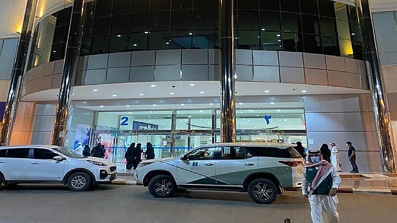 بالصور.. لحظة إغلاق مول شهير في الرياض
