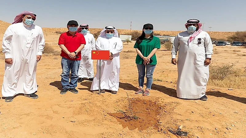 السفير الصيني لدى المملكة يشارك في اعمال التشجير بمنتزه حريملاء الوطني