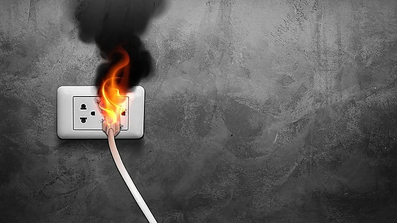 خبير سلامة يحذر من أسباب شائعة لاندلاع الحرائق في الصيف.. فيديو