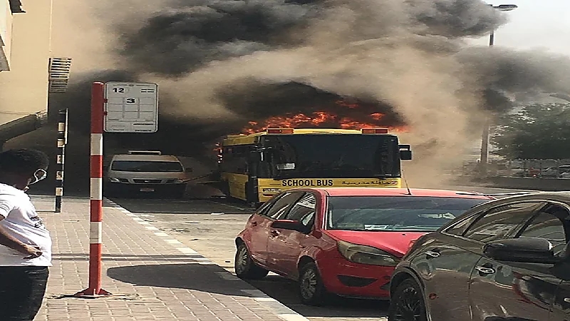 بالفيديو.. سائق ينقذ طلاب من احتراق حافلتهم المدرسية بالشارقة