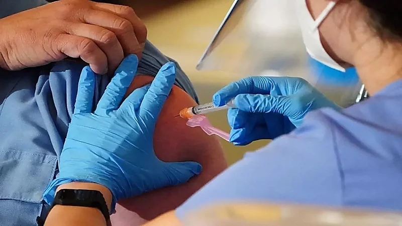 حرب لقاحات كورونا تشتعل والدول الثرية تستولي على مليارات الجرعات