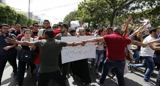 سقوط قتيل في مواجهات بين الأمن ومتظاهرين بـ " تونس "