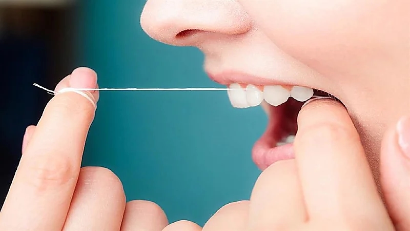الصحة توضح طريقة استخدام الخيط السنّي