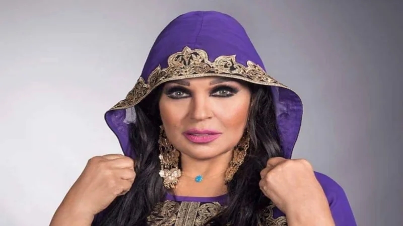 فيفي عبده تخطف الأنظار بإطلالة أنيقة