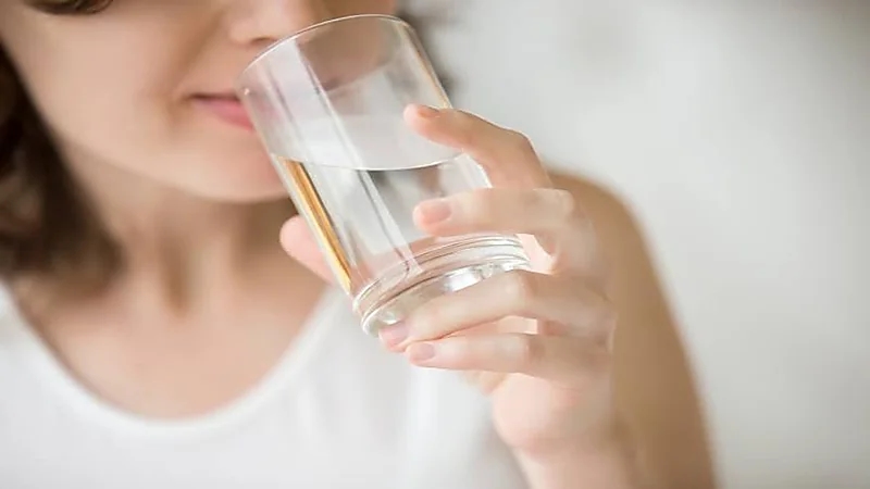 أضرار خطيرة مترتبة على الإكثار من شرب الماء دفعة واحدة