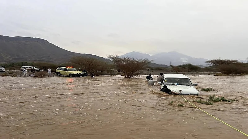 بالصور.. إنقاذ عائلة احتجزت داخل مركبة في سيل شعيب بالمدينة المنورة