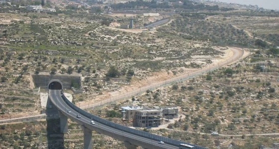 ترحيل طفلة فلسطينية من الضفة إلى غزة