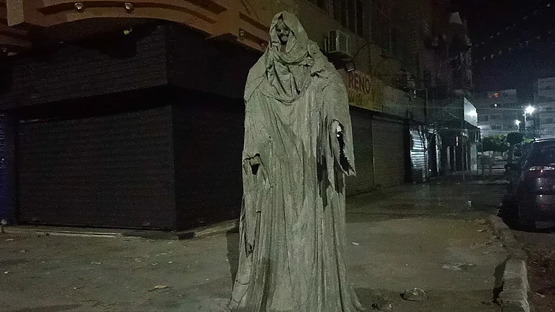 بالفيديو والصور.. ظهور تمثال " شبح الموت " في شارع عام بمصر