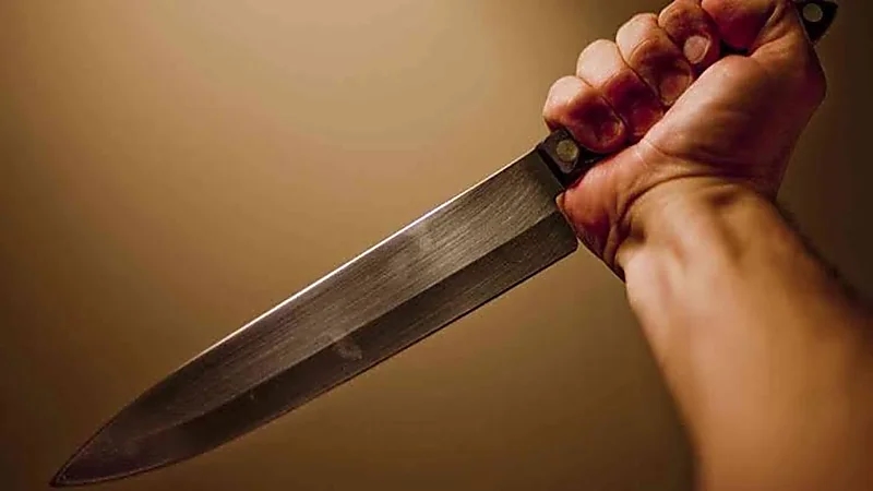 شاب ينهي حياة أمه وشقيقته باستخدام آلة حادة