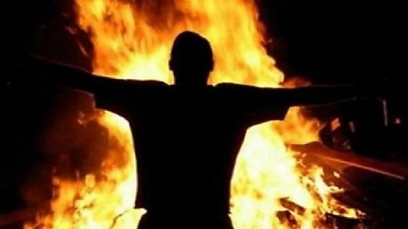 امرأة تُشعل النيران في زوجها وهو نائم