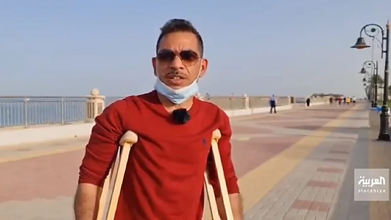 بالفيديو.. مواطن يمارس رياضة المشي بـ "عكازين" في الجبيل الصناعية