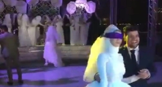 بالفيديو.. رد فعل صادم لعروس ارتدت صديقاتها فستان زفاف في فرحها