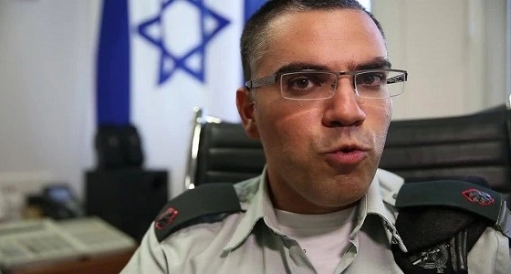المتحدث باسم جيش الاحتلال: قتل الأبرياء حرام..والمغردون " الشيطان يعظ "