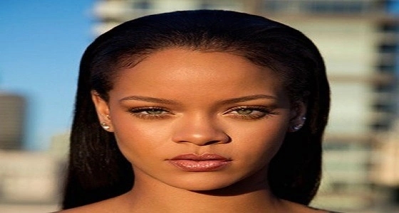 ريهانا تثير الجدل بصورتها أمام برج المملكة