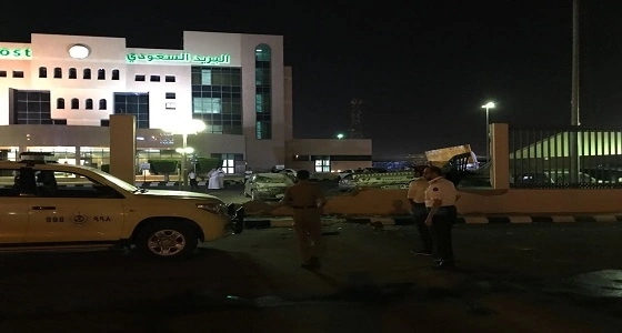 بعد اقتحام سيارة له.. " البريد " مستمر في تقديم الخدمات للعملاء