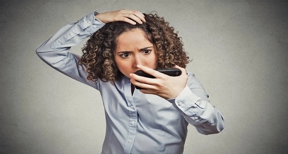 تمشيط الشعر بخليط الريحان وزيت اللوز للقضاء على الشيب