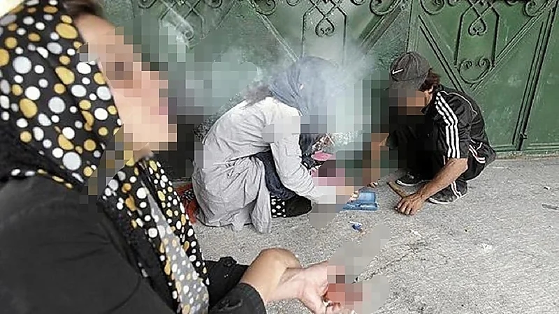 شاهد.. تعذيب مدمنين في مركز لإعادة التأهيل بإيران