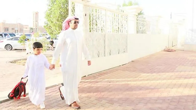 شخص ينبه أولياء الأمور بناءاً على مشهد صادم شاهده لأحد الأبناء أمام مدرسة .. فيديو