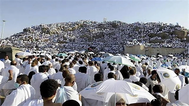 شاهد.. مخاطر الافتراش في الشوارع والطرقات بالمشاعر المقدسة