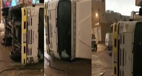 بالفيديو.. التقلبات الجوية بـ " بريدة " تتسبب في إنقلاب شاحنة
