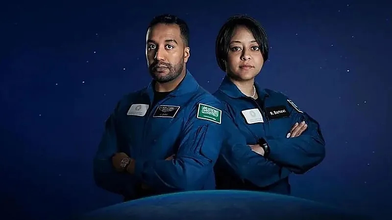 رائدا الفضاء يشرحان تجربة أنماط انتقال الحرارة في الأرض مقارنة بالفضاء.. فيديو