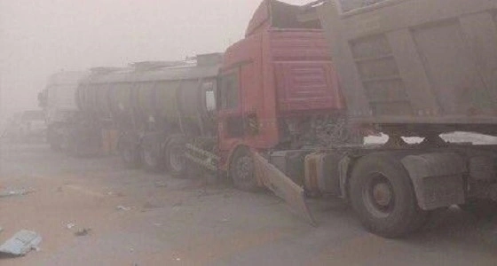 بالصور.. تصادم جماعي بسبب الغبار على طريق الشمال الدولي غرب عرعر