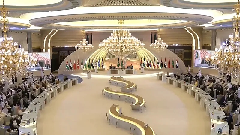 أصوات الفناجيل والدلال كصليل السيوف بالقمة العربية الإسلامية .. فيديو