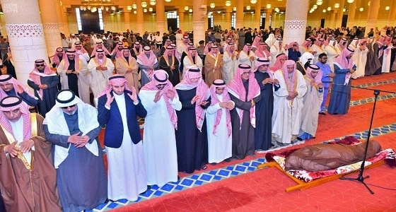 " أمير الرياض " يؤدي صلاة الميت على الأمير محمد بن عبدالرحمن