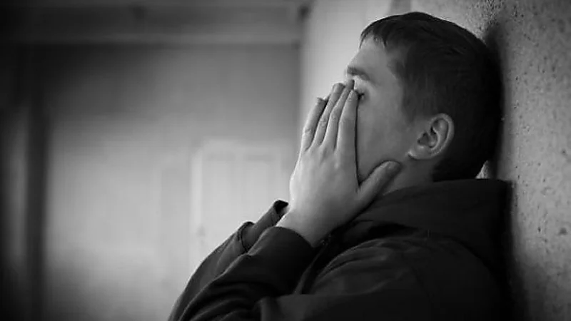 رجل يطلب من مراهق إرسال فيديوهات وصور عارية له